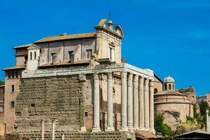 tempel van antoninus en Faustina Bij de Romeins forum in Rome foto