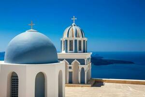 koepels Aan de op het dak van de kerk van st Mark de evangelist en de Egeïsch zee Aan de fira stad Bij Santorini eiland foto