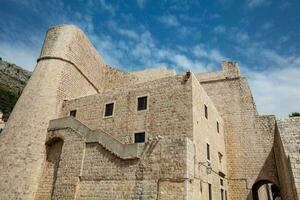 verwennen toren Bij plaats poort Aan de mooi muren van Dubrovnik foto