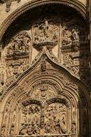 detail van de mooi houtsnijwerk Aan de facade van de historisch salmanca kathedraal foto