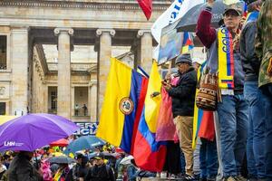 bogotá, Colombia, 19 juli 2023. vredig protest van de leden van de actief reserveren van de leger en Politie krachten in Bogota Colombia tegen de regering van gustav petroleum foto