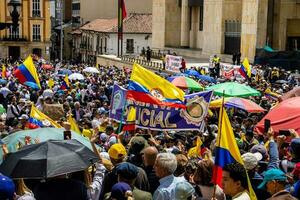 bogotá, Colombia, juni 2023, vredig protest marsen tegen de regering van gustav petroleum gebeld la marcha de la burgemeester foto