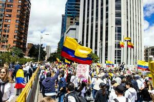 bogotá, Colombia, juni 2023, vredig protest marsen tegen de regering van gustav petroleum gebeld la marcha de la burgemeester foto