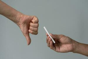 Nee roken. vrouw hou op rook, weigeren, afwijzen, breken nemen sigaret, zeggen Nee. stoppen roken voor Gezondheid. wereld tabak dag. drugs, long kanker, emfyseem , long ziekte, verdovend, nicotine effect foto