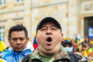 bogotá, Colombia, 19 juli 2023. vredig protest van de leden van de actief reserveren van de leger en Politie krachten in Bogota Colombia tegen de regering van gustav petroleum foto