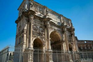 de boog van constantine een triomfantelijk boog in Rome, gelegen tussen de colosseum en de palatine heuvel gebouwd Aan de jaar 315 advertentie foto