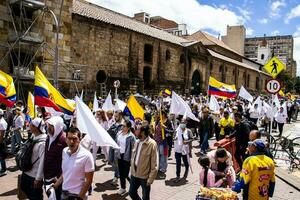 bogotá, Colombia, juni 2023, vredig protest marsen tegen de regering van gustav petroleum gebeld la marcha de la burgemeester foto