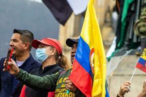 bogotá, Colombia, 19 juli 2023. vredig protest van de leden van de actief reserveren van de leger en Politie krachten in Bogota Colombia tegen de regering van gustav petroleum foto