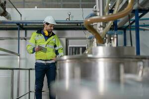 ingenieurs of fabriek managers vervelend veiligheid helm inspecteren de machines in de productie lijn. nut inspecteur controleren machine en test de systeem naar ontmoeten de standaard. machine, onderhoud. foto