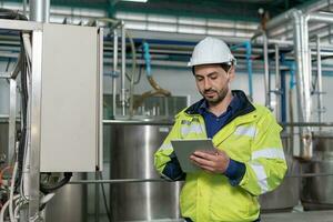 monteur of onderhoud of elektrisch ingenieur controle hoofd elektrisch controle systemen industrieel fabriek. nut voor Mens dagelijks controleren macht systemen in werkwijze. hoofd distributie bord, schakelborden foto