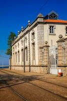 mooi antiek huis Aan een hoek van de rua de sobreiras in porto stad in Portugal foto