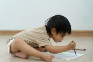 gelukkig Azië kinderen spelen aan het leren verf Aan papier. werkzaamheid, ontwikkeling, iq, gelijk, meditatie, brein, spieren, essentieel vaardigheden, familie hebben pret uitgeven tijd samen. vakantie foto