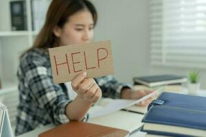 Aziatisch leerling vrouw hebben ongerustheid omdat van examens, vrouw bereiden voor test en aan het leren lessen in de bibliotheek. spanning, wanhoop, haast, misverstand lezing, ontmoedigd, verwachting, kennis foto