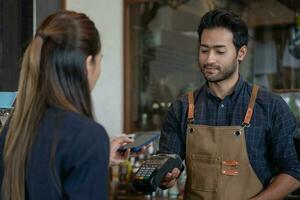 vrouw gebruik smartphone naar scannen qr code naar betalen in cafe restaurant met een digitaal betaling zonder contant geld. Kiezen menu en bestellen accumuleren korting. e portemonnee, technologie, betalen online, credit kaart, bank app. foto