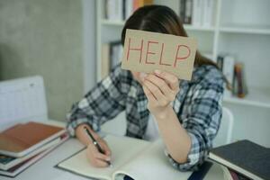 Aziatisch leerling vrouw hebben ongerustheid omdat van examens, vrouw bereiden voor test en aan het leren lessen in de bibliotheek. spanning, wanhoop, haast, misverstand lezing, ontmoedigd, verwachting, kennis foto