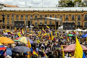 bogotá, Colombia, juni 2023, vredig protest marsen tegen de regering van gustav petroleum gebeld la marcha de la burgemeester foto