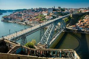 visie van porto stad en de dom luis ik brug een metaal boog brug over- de douro rivier- foto