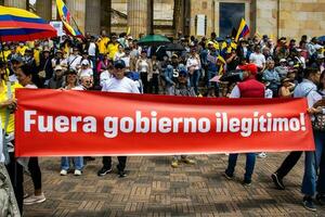 bogotá, Colombia, juni 2023, vredig protest marsen tegen de regering van gustav petroleum gebeld la marcha de la burgemeester foto