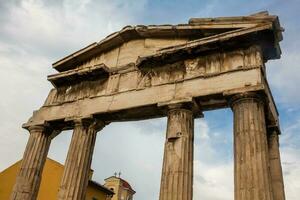 poort van athena archegetis gelegen Bij de Athene Romeins agora foto