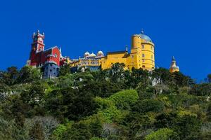 de Pena paleis gezien van de tuinen van Pena park Bij de gemeente van sintra foto