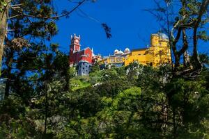 de Pena paleis gezien van de tuinen van Pena park Bij de gemeente van sintra foto