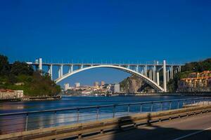 visie van de douro rivier- en de arabida brug in een mooi vroeg voorjaar dag Bij porto stad in Portugal foto