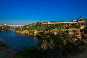 visie van de duoro rivier- in een mooi vroeg voorjaar dag Bij porto stad in Portugal foto