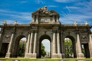 de beroemd puerta de alcalá Aan een mooi zonnig dag in Madrid stad. opschrift Aan de fronton koning carlos iii jaar 1778 foto