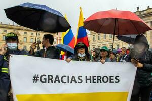 bogotá, Colombia, 19 juli 2023. vredig protest van de leden van de actief reserveren van de leger en Politie krachten in Bogota Colombia tegen de regering van gustav petroleum foto