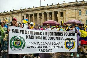 bogotá, Colombia, 19 juli 2023. vredig protest van de leden van de actief reserveren van de leger en Politie krachten in Bogota Colombia tegen de regering van gustav petroleum foto