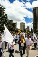 bogotá, Colombia, juni 2023, vredig protest marsen tegen de regering van gustav petroleum gebeld la marcha de la burgemeester foto