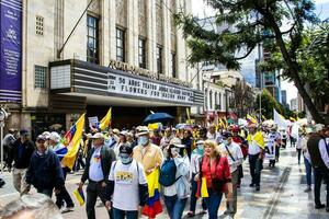 bogotá, Colombia, juni 2023, vredig protest marsen tegen de regering van gustav petroleum gebeld la marcha de la burgemeester foto