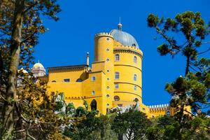 de Pena paleis gezien van de tuinen van Pena park Bij de gemeente van sintra foto