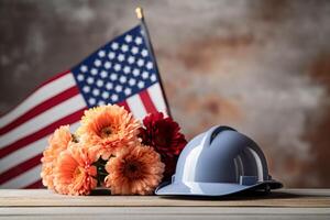 helm met bloemen en Amerikaans vlag Aan houten tafel. arbeid dag concept ai generatief foto