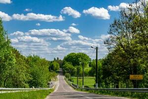 mooie lege asfaltweg op het platteland op gekleurde achtergrond foto