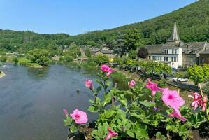 visie Aan de belgisch dorp bohan in de ardennen Bij de semois rivier- foto