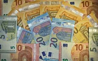divers euro bankbiljetten weergegeven foto