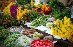 medley van fruit, groenten en bloemen foto