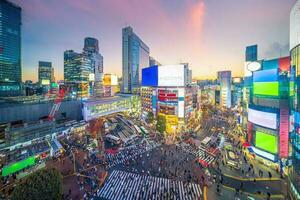 top visie van Shibuya kruispunt Bij schemering in tokyo foto
