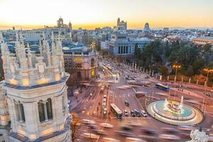 spanje metropolis Bij zonsondergang, tonen de Madrid horizon foto