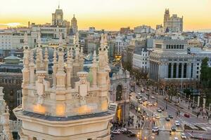 spanje metropolis Bij zonsondergang, tonen de Madrid horizon foto