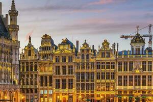 groots plaats in oud stad- Brussel, belgie stad horizon foto