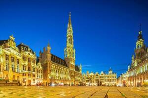 groots plaats in oud stad- Brussel, belgie stad horizon foto