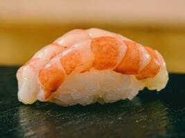 nigiri sushi garnaal nigiri is gemaakt van garnaal en sushi rijst. Japans voedsel. detailopname voorkant visie foto