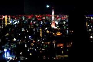 silhouet van meisje en griezelig uitzicht op tokyo, japan foto