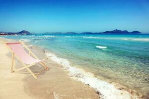 ontspannen op tropisch strand in de zon op ligstoelen. foto
