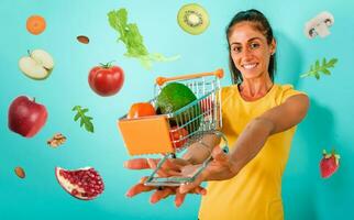 gelukkig vrouw gemaakt een gezond boodschappen doen van fruit foto