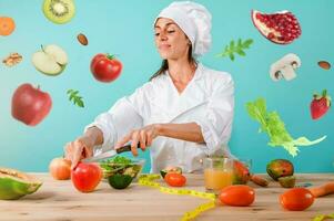 vrouw chef bereidt zich voor een nieuw magisch bon met fruit foto