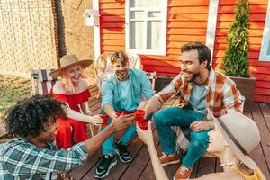 vrienden hebben een picknick buitenshuis in een zonnig dag foto