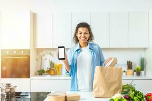 glimlachen vrouw met een boodschappen doen zak besteld online via smartphone en geleverd direct Bij huis foto